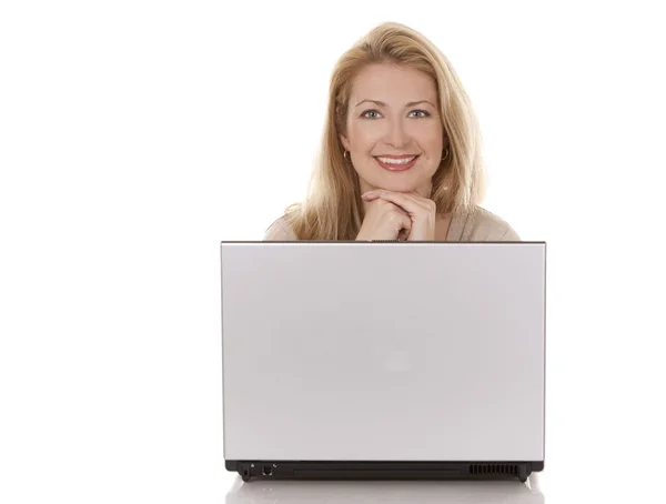 Frau benutzt Laptop — Stockfoto