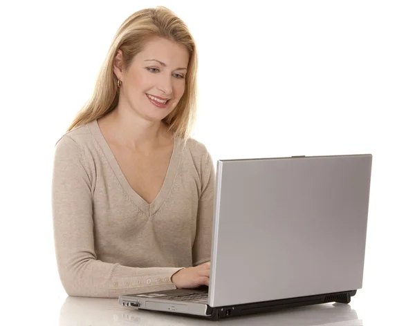 Vrouw met laptop — Stockfoto