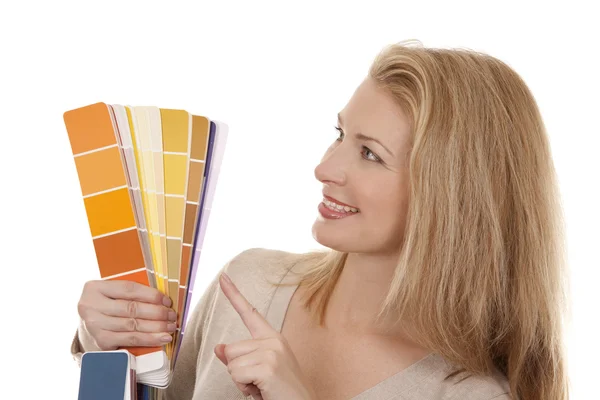 Woman holding color chart — Stockfoto