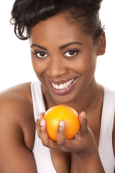 Femme avec une orange — Photo