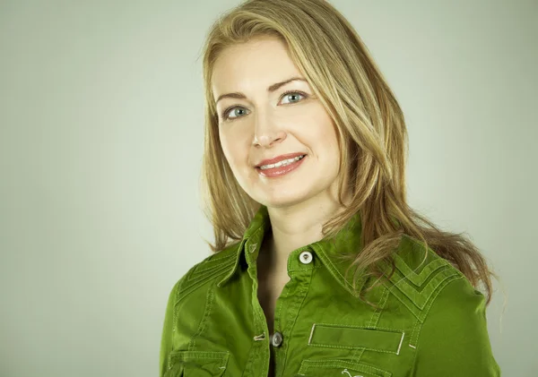 Mujer en verde —  Fotos de Stock