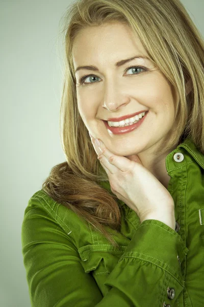 Mujer en verde —  Fotos de Stock