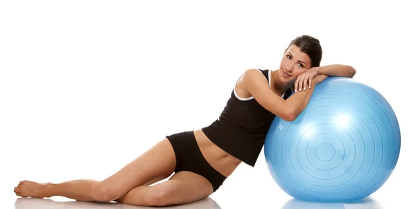 Fitness-Frau mit Ball — Stockfoto
