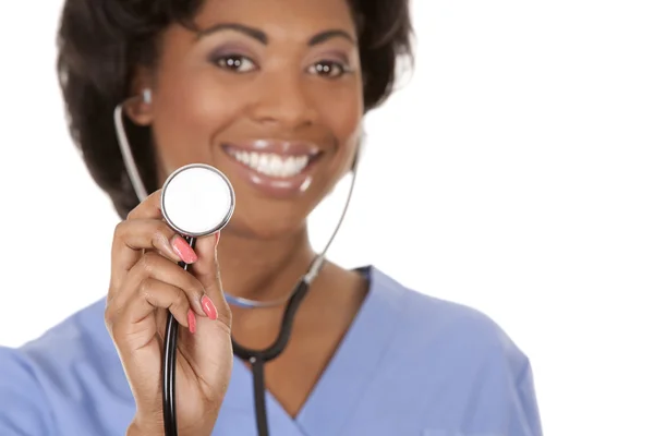 Verpleegster met behulp van stethoscoop — Stockfoto