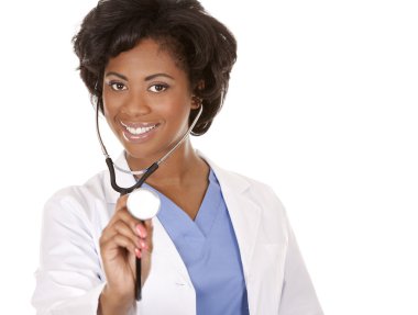 Doktor steteskop kullanıyor.