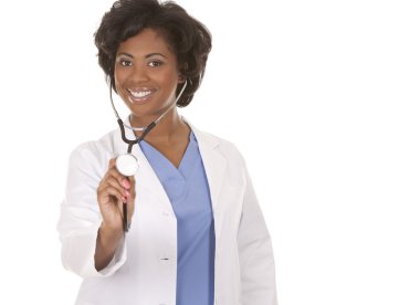 Doktor steteskop kullanıyor.