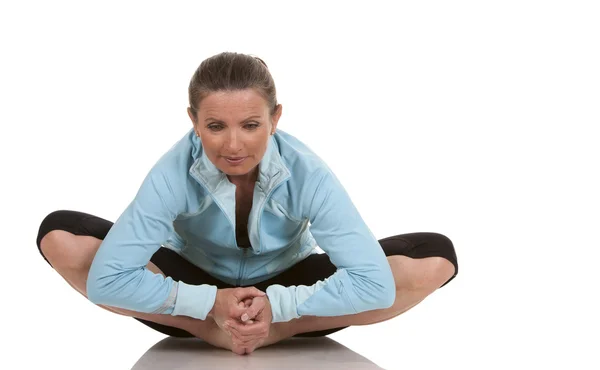 Fitness-Frau dehnt sich — Stockfoto