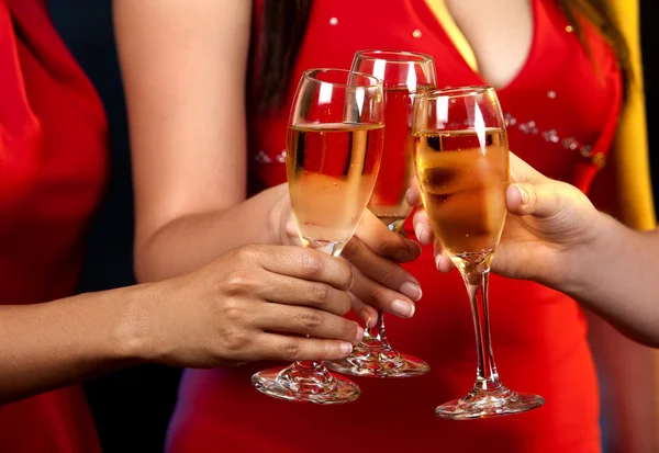 Donne che tengono bicchieri di champagne — Foto Stock