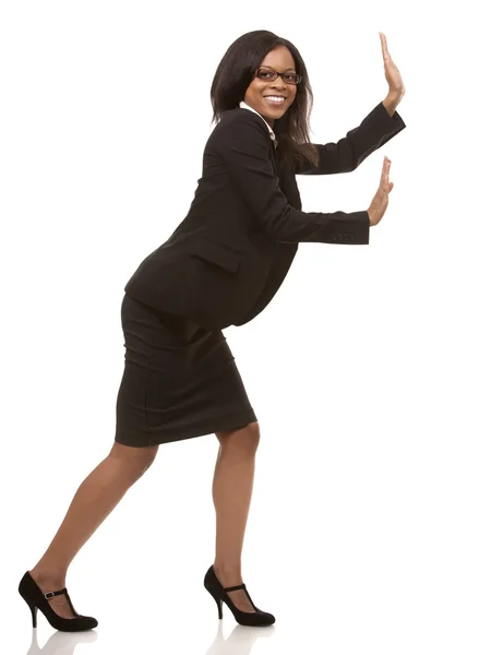 Mulher de negócios empurrando objeto invisível — Fotografia de Stock