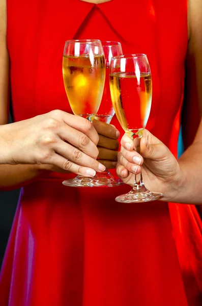 Donne che tengono bicchieri di champagne — Foto Stock