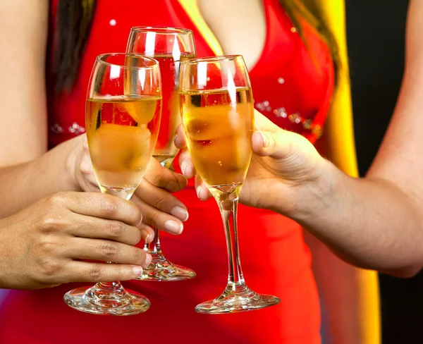 Donne che tengono bicchieri di champagne — Foto Stock