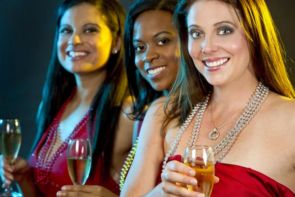 Mujeres sosteniendo copas de champán —  Fotos de Stock