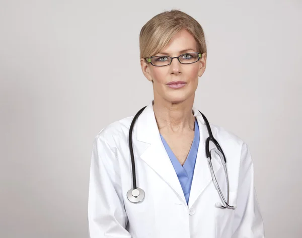 Maduro médico feminino — Fotografia de Stock