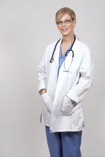 Maturo medico femminile — Foto Stock