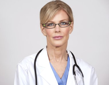 Olgun kadın doktor