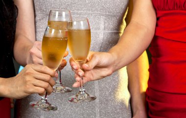 Şampanya bardağı tutan kadın