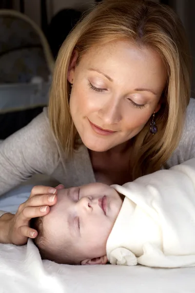 Mãe e bebê — Fotografia de Stock