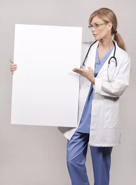 Mujer doctor holding board — Foto de Stock