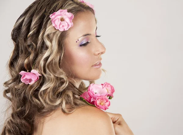 Belo rosto com rosas rosa — Fotografia de Stock