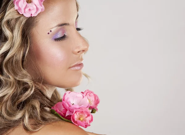 Belo rosto com rosas rosa — Fotografia de Stock