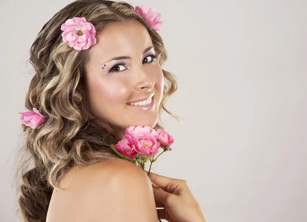 Hermoso rostro con rosas rosadas —  Fotos de Stock