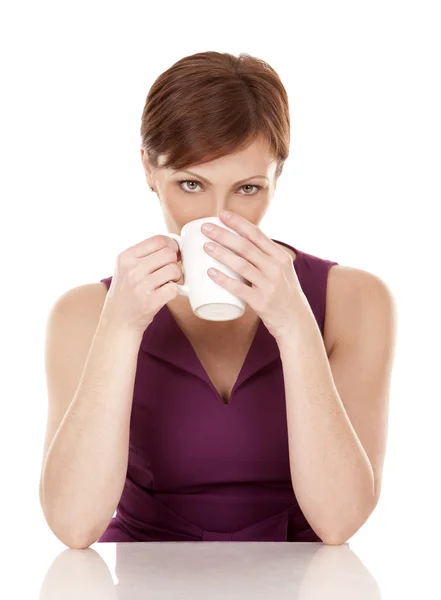 Vrouw die koffie drinkt — Stockfoto