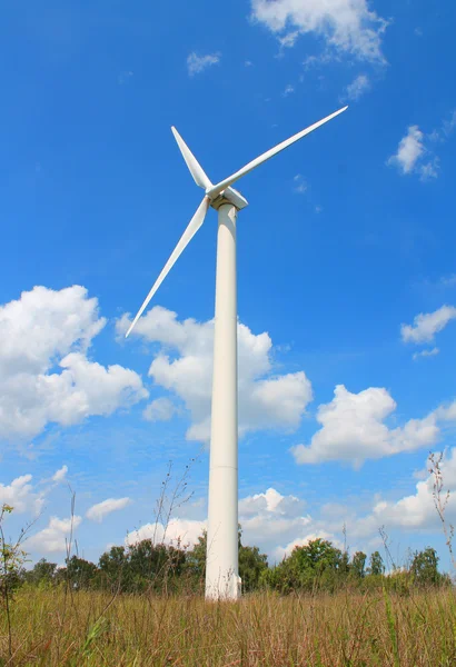 Turbina eolica che genera elettricità — Foto Stock