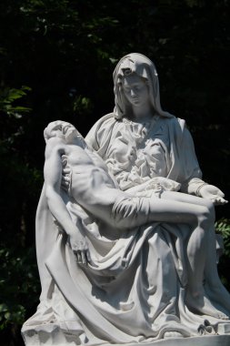güzel corpus christi üzerinde tutan Kutsal Meryem heykeli