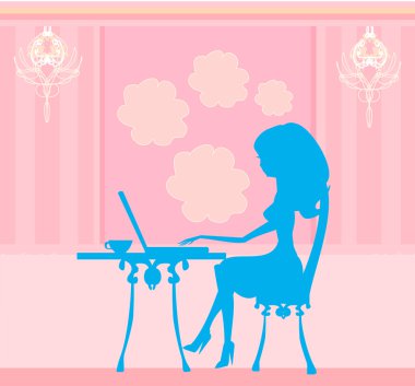 Online alışveriş - genç gülümseyen laptop compu ile oturan kadın