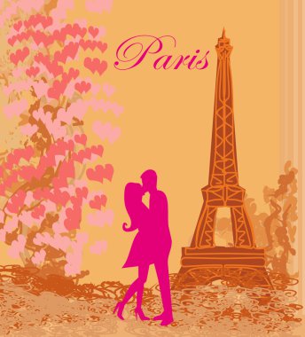 Paris 'te Eyfel Kulesi' nin yakınında öpüşen romantik bir çift.