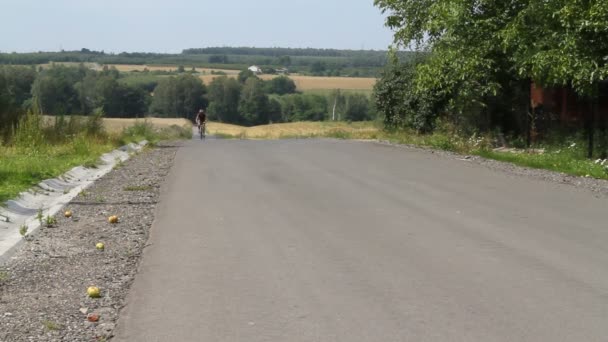 Starszy człowiek cycilng na płaskowyż — Wideo stockowe