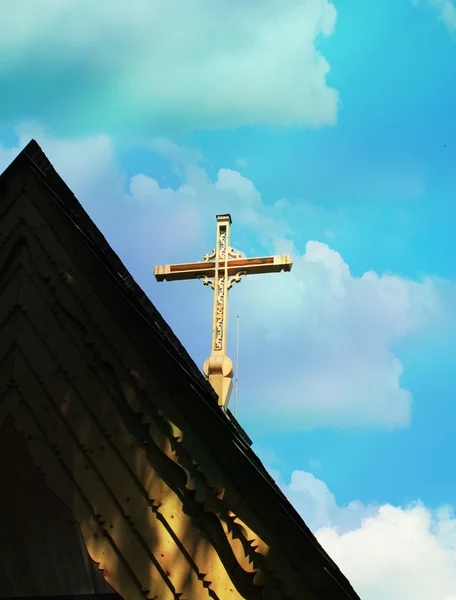 Holzkreuz auf blauem Himmel — Stockfoto