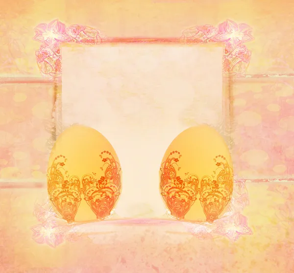 Пасхальное яйцо на цветочном фоне — стоковое фото