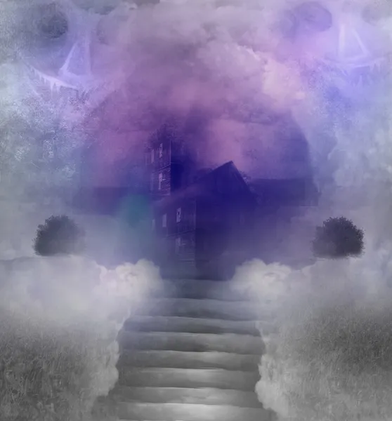 Мрачный фон Хэллоуина с домом-призраком — стоковое фото