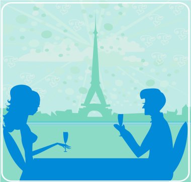Genç çift Paris 'te flört edip şampanya içiyor.