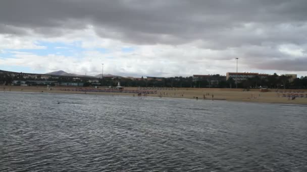 Παραλία της fuerteventura, Κανάριοι Νήσοι, Ισπανία σε μια συννεφιασμένη μέρα — Αρχείο Βίντεο