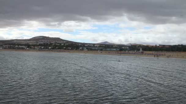 Bulutlu bir günde fuerteventura Beach, Kanarya Adaları, İspanya — Stok video