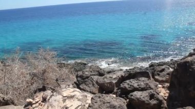 Dalgalar chrushing üzerinde Kanarya Adası fuerteventura