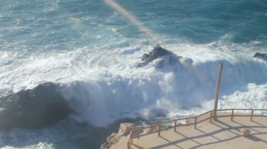 büyük dalgalar chrushing üzerinde Kanarya Adası fuerteventura.