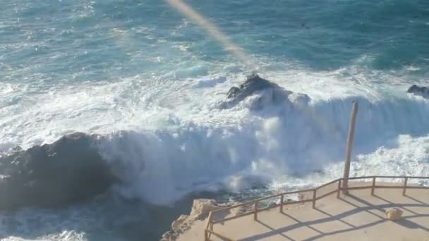 大浪 chrushing 对加那利岛富埃特文图拉. — 图库视频影像