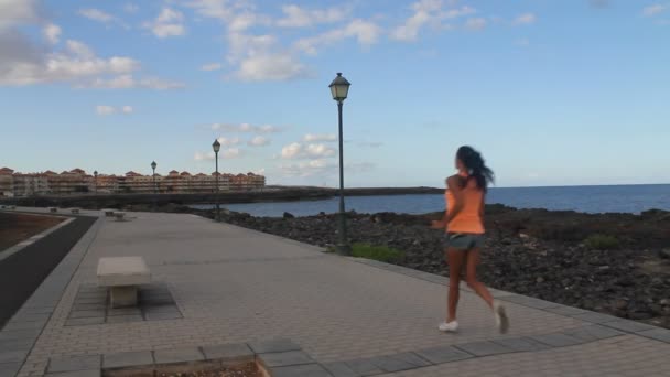 Jogging flicka nära havet — Stockvideo