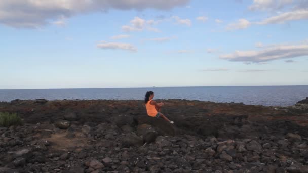 Дівчина дивиться на океанський берег — стокове відео