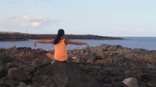 Joga kobieta na plaży rock — Wideo stockowe