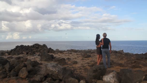 Молодая романтическая элегантная пара смотрит на океан — стоковое видео