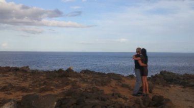 Genç mutlu çifte sarılma