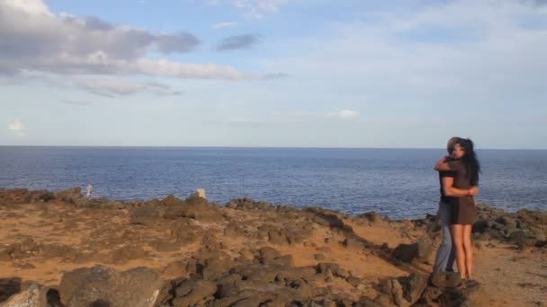 Man houden op handen zijn meisje op zee landschap — Stockvideo