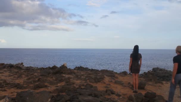 Young romantic elegant couple looking by the ocean — Stock Video