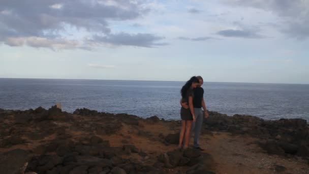 Couple walking along the shore — Stock Video