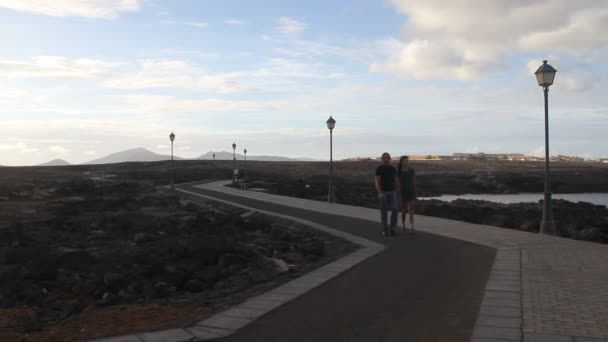 Casal caminhando pelo oceano — Vídeo de Stock