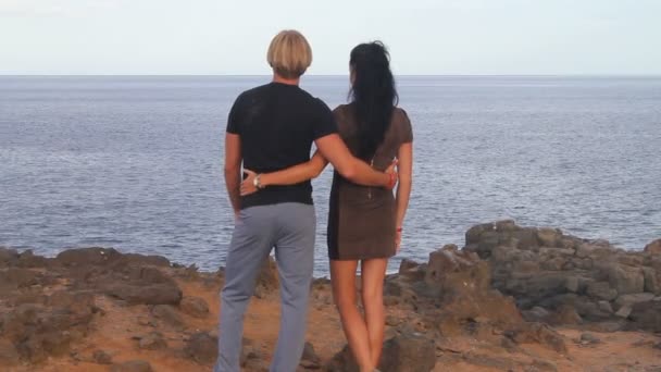 Pareja romántica joven mirando por el océano — Vídeos de Stock